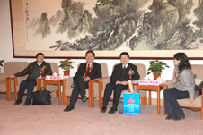 國(guó)家質(zhì)檢總局總檢驗(yàn)師項(xiàng)玉章(左二)與國(guó)家質(zhì)檢總局法規(guī)司司長(zhǎng)劉兆彬(左一)、中國(guó)消費(fèi)者協(xié)會(huì)副會(huì)長(zhǎng)兼秘書(shū)長(zhǎng)楊紅燦(右二)、國(guó)家質(zhì)檢總局產(chǎn)品質(zhì)量監(jiān)督司副司長(zhǎng)劉春燕(右一)就引導(dǎo)質(zhì)量消費(fèi)話題進(jìn)行交談