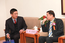 國(guó)家質(zhì)檢總局質(zhì)量管理司副司長(zhǎng)惠博陽(yáng)在研討會(huì)中與中國(guó)質(zhì)量檢驗(yàn)協(xié)會(huì)常務(wù)理事、中檢協(xié)聯(lián)合(北京)質(zhì)量檢驗(yàn)研究中心主任張明討論相關(guān)質(zhì)量消費(fèi)維權(quán)話題