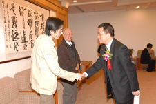 中國(guó)經(jīng)濟(jì)網(wǎng)副總編秦海波在研討會(huì)中與中國(guó)質(zhì)量檢驗(yàn)協(xié)會(huì)副理事長(zhǎng)兼秘書(shū)長(zhǎng)柯振權(quán)親切握手并交談