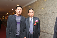 消費(fèi)維權(quán)專(zhuān)家、中消協(xié)原副秘書(shū)長(zhǎng)武高漢與研討會(huì)企業(yè)代表在研討會(huì)中合影留念