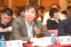 中國(guó)傳媒大學(xué)劉堅(jiān)教授在會(huì)場(chǎng)認(rèn)真聽(tīng)取其他專(zhuān)家的精彩演講