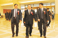 2010年11月17日,中國(guó)質(zhì)量檢驗(yàn)協(xié)會(huì)全國(guó)會(huì)員代表大會(huì)暨第三屆理事會(huì)第一次會(huì)議在北京召開(kāi),全國(guó)政協(xié)副主席白立忱(中)在國(guó)家質(zhì)檢總局副局長(zhǎng)劉平均(左)、總工程師張綱(右)陪同下步入會(huì)場(chǎng)