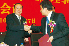 全國(guó)政協(xié)副主席白立忱(左)向中國(guó)質(zhì)量檢驗(yàn)協(xié)會(huì)第三屆理事會(huì)副理事長(zhǎng)兼秘書(shū)長(zhǎng)柯振權(quán)(右)頒發(fā)“協(xié)會(huì)副理事長(zhǎng)”證書(shū)