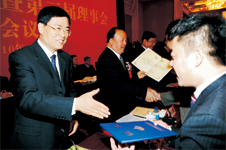 國(guó)家質(zhì)檢總局總工程師張綱(左)為中國(guó)質(zhì)量檢驗(yàn)協(xié)會(huì)第三屆理事會(huì)理事代表王成村頒發(fā)證書(shū)