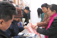 中國(guó)質(zhì)量檢驗(yàn)協(xié)會(huì)工作人員在2006年“3.15”咨詢(xún)活動(dòng)現(xiàn)場(chǎng)向消費(fèi)者發(fā)放資料