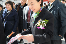 北京市人民政府副市長(zhǎng)程紅(右一)在2008年“3.15”咨詢(xún)活動(dòng)現(xiàn)場(chǎng)仔細(xì)閱讀中國(guó)質(zhì)量檢驗(yàn)協(xié)會(huì)編印的《2008年“3.15”國(guó)際消費(fèi)者權(quán)益日宣傳資料(消費(fèi)指南)》并致以高度評(píng)價(jià)