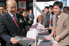 時(shí)任國(guó)家質(zhì)檢總局副局長(zhǎng)支樹(shù)平(左一)、北京市人民政府副市長(zhǎng)程紅(左二)在2008年“3.15”國(guó)際消費(fèi)者權(quán)益日咨詢(xún)現(xiàn)場(chǎng)參觀指導(dǎo)中國(guó)質(zhì)量檢驗(yàn)協(xié)會(huì)展區(qū)掠影