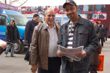 外國(guó)消費(fèi)者在2009年“3.15”咨詢(xún)活動(dòng)現(xiàn)場(chǎng)接受中國(guó)質(zhì)量檢驗(yàn)協(xié)會(huì)贈(zèng)閱的《宣傳手冊(cè)》并留影