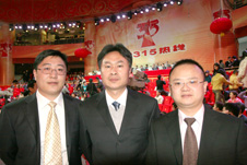 中國(guó)質(zhì)量檢驗(yàn)協(xié)會(huì)會(huì)員工作部主任楊曉東(中)和副主任劉輝(左)、企業(yè)工作部副主任王劍(右)等13名工作人員應(yīng)邀出席中央電視臺(tái)2009年“3.15晚會(huì)”
