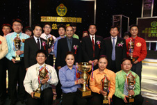 全國(guó)政協(xié)副主席阿不來(lái)提·阿不都熱西提,時(shí)任國(guó)家質(zhì)檢總局局長(zhǎng)王勇、工業(yè)和信息化部副部長(zhǎng)婁勤儉、中華全國(guó)總工會(huì)書(shū)記處書(shū)記王瑞生與“全國(guó)質(zhì)量知識(shí)競(jìng)賽”決賽參賽選手合影留念