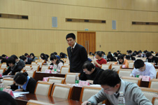 中國(guó)質(zhì)量檢驗(yàn)協(xié)會(huì)秘書(shū)長(zhǎng)助理張明在復(fù)賽考試現(xiàn)場(chǎng)監(jiān)考