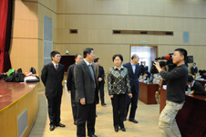 “全國(guó)質(zhì)量知識(shí)競(jìng)賽”活動(dòng)得到國(guó)家質(zhì)檢總局高度重視,時(shí)任國(guó)家質(zhì)檢總局局長(zhǎng)王勇(左三)、時(shí)任國(guó)家質(zhì)檢總局副局長(zhǎng)支樹(shù)平(右二)、黨組成員兼紀(jì)檢組長(zhǎng)王煒(左二)前往復(fù)賽現(xiàn)場(chǎng)進(jìn)行巡視和慰問(wèn)。中國(guó)質(zhì)量檢驗(yàn)協(xié)會(huì)秘書(shū)長(zhǎng)助理張明(左一)陪同