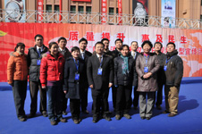 中國(guó)質(zhì)量檢驗(yàn)協(xié)會(huì)秘書(shū)長(zhǎng)助理張明(二排右四)、綜合部主任李曉光(二排右一)、企業(yè)工作部主任陳平(二排右二)、會(huì)員工作部主任楊曉東(二排左四)、防偽中心主任王成村(一排右一)、會(huì)員工作部副主任王劍(一排右三)和工作人員王秀果、張東紅、張勇、劉軍、賈麗、吳艷在2010年“3.15”咨詢(xún)活動(dòng)現(xiàn)場(chǎng)合影留念