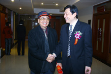 時(shí)任國(guó)家質(zhì)檢總局黨組成員、中國(guó)國(guó)家認(rèn)證認(rèn)可監(jiān)督管理委員會(huì)主任孫大偉(右一)親切接見(jiàn)時(shí)任中國(guó)質(zhì)量檢驗(yàn)協(xié)會(huì)會(huì)長(zhǎng)李保國(guó)(左一)