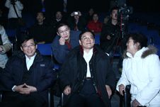 中國(guó)質(zhì)量檢驗(yàn)協(xié)會(huì)秘書(shū)長(zhǎng)助理張明(左二)陪同國(guó)家質(zhì)檢總局副局長(zhǎng)劉平均(左三)、時(shí)任質(zhì)量管理司司長(zhǎng)孫波(左一)、時(shí)任辦公廳副主任朱守鈞(右一)觀看“全國(guó)質(zhì)量知識(shí)競(jìng)賽”決賽的彩排活動(dòng)