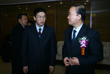 國(guó)家質(zhì)檢總局黨組成員兼紀(jì)檢組長(zhǎng)王煒(右一)在決賽錄播活動(dòng)現(xiàn)場(chǎng)聽(tīng)取中國(guó)質(zhì)量檢驗(yàn)協(xié)會(huì)秘書(shū)長(zhǎng)助理張明(左一)關(guān)于“全國(guó)質(zhì)量知識(shí)競(jìng)賽”決賽節(jié)目錄播籌備情況的匯報(bào)