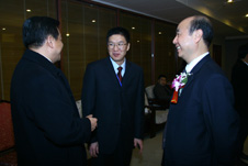 中國(guó)質(zhì)量檢驗(yàn)協(xié)會(huì)秘書(shū)長(zhǎng)助理張明(左二)在活動(dòng)現(xiàn)場(chǎng)與重慶市人民政府副秘書(shū)長(zhǎng)張明樹(shù)(右一)、重慶市質(zhì)量技術(shù)監(jiān)督局局長(zhǎng)張宗清(左一)親切交流