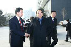 時(shí)任國(guó)家質(zhì)檢總局局長(zhǎng)王勇(左一)、中國(guó)質(zhì)量檢驗(yàn)協(xié)會(huì)秘書(shū)長(zhǎng)助理張明(左三)陪同全國(guó)政協(xié)副主席阿不來(lái)提·阿不都熱西提(左二)來(lái)到“全國(guó)質(zhì)量知識(shí)競(jìng)賽”決賽活動(dòng)錄制現(xiàn)場(chǎng)