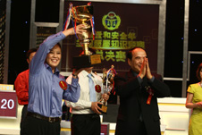 由中國(guó)質(zhì)量檢驗(yàn)協(xié)會(huì)負(fù)責(zé)組隊(duì)參賽的消費(fèi)者代表隊(duì)一路過(guò)關(guān)斬將,在決賽中以總分825分的優(yōu)異成績(jī)勇奪冠軍。圖為全國(guó)政協(xié)副主席阿不來(lái)提·阿不都熱西提(右一)為消費(fèi)者代表隊(duì)頒發(fā)“全國(guó)質(zhì)量知識(shí)競(jìng)賽”總決賽一等獎(jiǎng)獎(jiǎng)杯