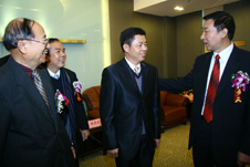 時(shí)任國(guó)家質(zhì)檢總局局長(zhǎng)王勇在貴賓室親切接見(jiàn)“全國(guó)質(zhì)量知識(shí)競(jìng)賽”活動(dòng)優(yōu)秀組織單位的兩位企業(yè)代表廣東名臣有限公司陳勤發(fā)總經(jīng)理和重慶紅九九食品有限公司總經(jīng)理黃萬(wàn)明