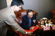 中國(guó)質(zhì)量檢驗(yàn)協(xié)會(huì)會(huì)員工作部副主任張百熙(左一)在活動(dòng)現(xiàn)場(chǎng)懇請(qǐng)全國(guó)政協(xié)副主席阿不來(lái)提·阿不都熱西提(右一)為“全國(guó)質(zhì)量知識(shí)競(jìng)賽”決賽活動(dòng)簽名留念