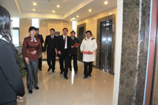 時(shí)任國(guó)家質(zhì)檢總局質(zhì)量管理司司長(zhǎng)孫波(右二)、辦公廳副主任朱守鈞(右一)、中國(guó)質(zhì)量檢驗(yàn)協(xié)會(huì)秘書(shū)長(zhǎng)助理張明(右四)陪同時(shí)任國(guó)家質(zhì)檢總局局長(zhǎng)王勇(右三)來(lái)到“全國(guó)質(zhì)量知識(shí)競(jìng)賽”決賽活動(dòng)錄制現(xiàn)場(chǎng)