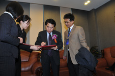 中華全國(guó)總工會(huì)書(shū)記處書(shū)記、紀(jì)檢組長(zhǎng)王瑞生(右二)為“全國(guó)質(zhì)量知識(shí)競(jìng)賽”決賽活動(dòng)簽名留念