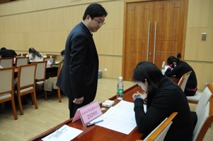 中國(guó)質(zhì)量檢驗(yàn)協(xié)會(huì)會(huì)員工作部副主任劉輝在“全國(guó)質(zhì)量知識(shí)競(jìng)賽”復(fù)賽現(xiàn)場(chǎng)監(jiān)考