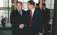 時(shí)任國(guó)家質(zhì)檢總局局長(zhǎng)王勇在人民大會(huì)堂東門(mén)口親自迎接全國(guó)政協(xié)副主席李金華