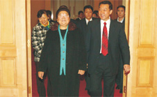 時(shí)任國(guó)家質(zhì)檢總局局長(zhǎng)王勇親自迎接十屆全國(guó)人大常委會(huì)副委員長(zhǎng)顧秀蓮進(jìn)入人民大會(huì)堂貴賓室