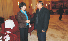 國(guó)家質(zhì)檢總局黨組成員張沁榮與時(shí)任中國(guó)質(zhì)量檢驗(yàn)協(xié)會(huì)會(huì)長(zhǎng)李保國(guó)親切握手