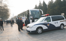 2009年11月24日早上各位代表乘車(chē)前往人民大會(huì)堂