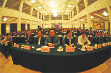 與會(huì)代表認(rèn)真聽(tīng)取領(lǐng)導(dǎo)們的講話