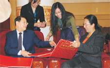 國(guó)家質(zhì)檢總局副局長(zhǎng)劉平均與共青團(tuán)中央書(shū)記處書(shū)記羅梅一起瀏覽嘉賓題名簿