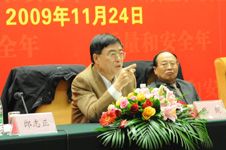 國(guó)家質(zhì)檢總局總工程師張綱主持下午在國(guó)誼賓館召開(kāi)的論壇