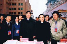 國(guó)家質(zhì)檢總局副局長(zhǎng)蒲長(zhǎng)城在2004年“3.15”咨詢(xún)活動(dòng)現(xiàn)場(chǎng)親切接見(jiàn)中國(guó)質(zhì)量檢驗(yàn)協(xié)會(huì)工作人員