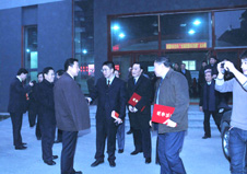 “全國(guó)質(zhì)量知識(shí)競(jìng)賽”決賽活動(dòng)結(jié)束后,時(shí)任國(guó)家質(zhì)檢總局局長(zhǎng)王勇與協(xié)會(huì)秘書(shū)長(zhǎng)助理張明親切握手,祝賀“全國(guó)質(zhì)量知識(shí)競(jìng)賽”活動(dòng)的圓滿(mǎn)落幕