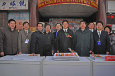 國(guó)家質(zhì)檢總局總工程師張綱(一排右三)在2010年“3.15”咨詢(xún)活動(dòng)現(xiàn)場(chǎng)親切接見(jiàn)協(xié)會(huì)工作人員