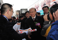 中國(guó)質(zhì)量檢驗(yàn)協(xié)會(huì)企業(yè)工作部主任陳平(左一)在2010年“3.15”咨詢(xún)活動(dòng)現(xiàn)場(chǎng)向時(shí)任國(guó)家質(zhì)檢總局副局長(zhǎng)支樹(shù)平匯報(bào)由中國(guó)質(zhì)量檢驗(yàn)協(xié)會(huì)主辦的以