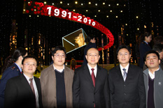 時(shí)任國(guó)家質(zhì)檢總局副局長(zhǎng)支樹(shù)平(右三)在中央電視臺(tái)演播大廳2010年“3.15晚會(huì)”直播現(xiàn)場(chǎng)與中國(guó)質(zhì)量檢驗(yàn)協(xié)會(huì)會(huì)員工作部主任楊曉東(右二)、防偽中心主任王成村(右一)、會(huì)員工作部副主任劉輝(左二)、會(huì)員工作部副主任王劍(左一)等協(xié)會(huì)工作人員代表合影留念